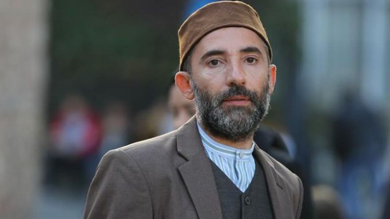 Mert Turak Kimdir? Fimleri, Eşi, Kızıl Goncalar Hakkında Bilgiler Mert Turak Kimdir? Fimleri, Eşi, Kızıl Goncalar Hakkında Bilgiler