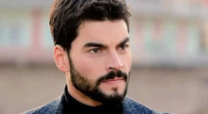 Akın Akınözü Kimdir? Aşk ve Taht Dizisindeki Rolü ve Hayatı Akın Akınözü Kimdir? Aşk ve Taht Dizisindeki Rolü ve Hayatı