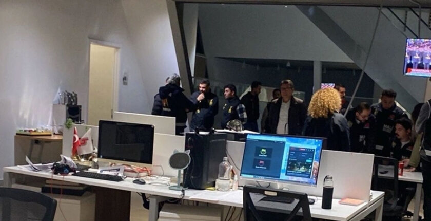 Halk TV’ye kayyum atandı: Canlı yayın durdu, 11 gözaltı Halk TV’ye kayyum atandı: Canlı yayın durdu, 11 gözaltı